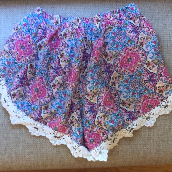 Floral lace trim shorts - Picture 2 of 5